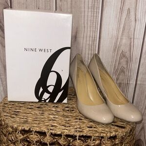 Nine West woman’s nude heels. Size 9 Worn one time.